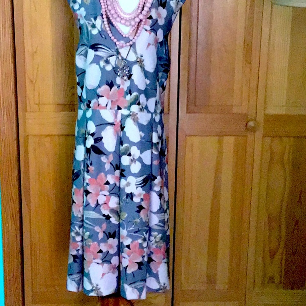 Beautiful spring flowered dress. Very comfortable.